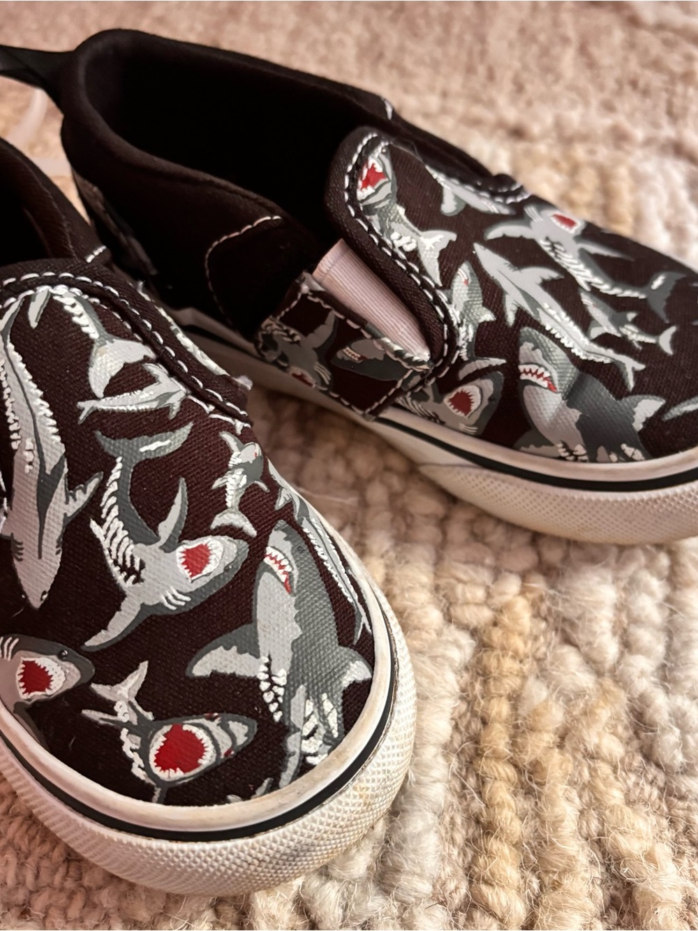 Vans kids 6 toddler slip-on sneakers with gray sharks with red eyes on blac